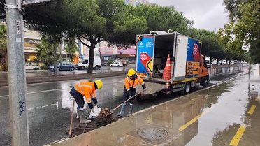 İBB, İstanbul'da kuvvetli sağanak ve fırtına için 6.722 personeli hazırda bekletiyor