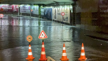 İstanbul'da su basan Zincirlikuyu alt geçidi kapatıldı, bazı otobüsler sefer yapamadı