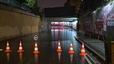 İstanbul'da sağanak alt geçidi su bastı, Fatih'te çöken yolda araçlar kurtarıldı