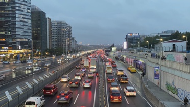 İstanbul trafiği yüzde 78'e ulaştı, D-100 Yenibosna'da araçlar güçlükle ilerledi