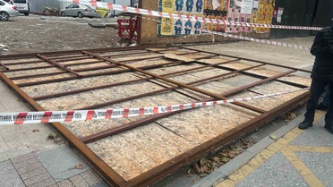 Kadıköy Bağdat Caddesi'nde devrilen şantiye panosu 2 kişiyi hafif yaraladı