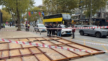 Kadıköy'de şantiye perdesi kaldırıma devrildi, yaralanan 2 kadın hastaneye kaldırıldı