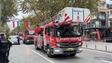 Bağdat Caddesi'nde inşaat koruma kaplaması 2 kişinin üzerine devrildi