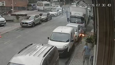Kağıthane'de yer altı kabloları alev aldı! Sürücü aracını çekerken patlama anı kamerada