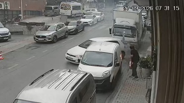 İstanbul Kağıthane'de kablo yangını sonrası patlama: Araç sahibi otomobilini son anda çekti