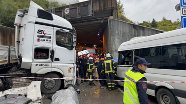 Bartın'da minibüs ve tır çarpıştı, 1 kişi hayatını kaybetti, 11 kişi yaralandı