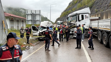 Bartın-Karabük yolunda TIR'a çarpan minibüste sürücü öldü, 11 kişi yaralandı