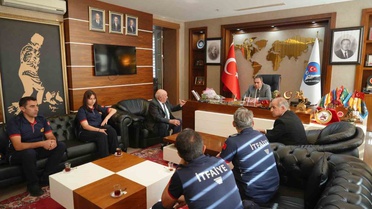 Kars İtfaiye Müdürü Cemil Acay, İtfaiye Haftası'nda Başkan Senger'i ziyaret etti