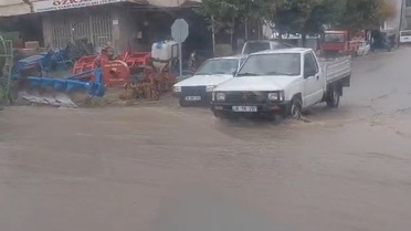 Kayseri Develi'de sağanak yağış sürücülere zor anlar yaşattı, yollarda su birikti