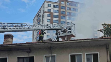 Kayseri Kocasinan'da metruk evin çatısında çıkan yangın kısa sürede söndürüldü