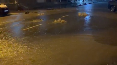 İstanbul'u sağanak esir aldı! Alt geçit kapandı, yollar göle döndü