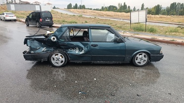 Kütahya'da park halindeki araca ve bahçe duvarına çarpan otomobilin sürücüsü yaralandı