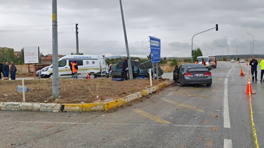 Kütahya Altıntaş'ta çevre yolunda otomobiller çarpıştı, 2 kişi öldü, 3 kişi yaralandı