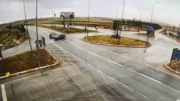 Kütahya Altıntaş'ta kavşakta çarpışan iki otomobilde 2 kişi öldü, 8 kişi yaralandı