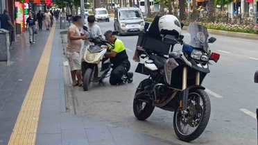 Manavgat'ta plakasız motorlu bisiklete binen sürücü 46 bin TL cezadan kurtulamadı