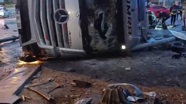 Manavgat'ta dolmuş durağına devrilen TIR'ın şoförü gözaltına alındı, 2 kişi öldü