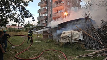 Muş'ta tandır evindeki yangın elektrik direğine sıçradı, itfaiye söndürdü