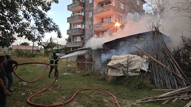 Muş'ta tandır yakılırken odunlukta çıkan yangın elektrik direğine sıçradı, itfaiye söndürdü