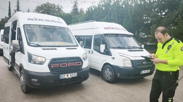 Niksar Kaymakamlığı okul ve yurt çevresi denetiminde 24 servis aracını denetledi