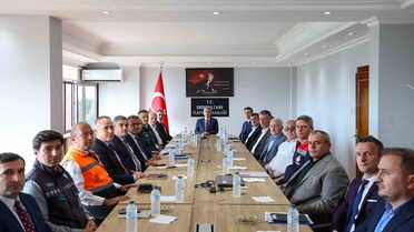 Rize Derepazarı'nda sel sonrası çalışmalar Vali Baydaş başkanlığında görüşüldü