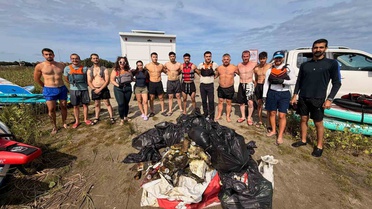 Samsun 19 Mayıs'ta 'Mavi Miras' projesiyle SUP ve kano sporcuları çöp topladı