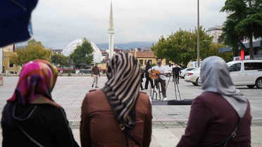 Samsun'da sokak müzisyeni Sadık Keleş, 3 noktada 2'şer saat şarkı söylüyor