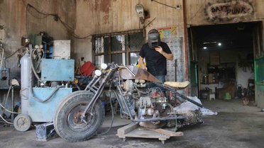 Sivas Ulaş'ta 22 yaşındaki genç, otomobil motorunu sökerek şov motosikleti üretiyor
