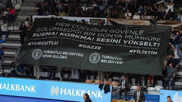 Turgutlu Belediyesi Kadın Basketbol Takımı ilk maçta çocuk güvenliği mesajı verdi