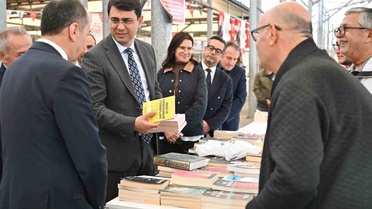 Uşak Valisi Kartal, Uşak Kitap Fuarı’nda stantları gezdi ve bilgi aldı