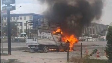 Van'da Van Adliyesi karşısında alev alan kamyonet kullanılamaz hale geldi