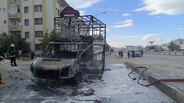 Van İpekyolu'nda park halindeki kamyonetin motoru yandı, 20 dakikada söndürüldü