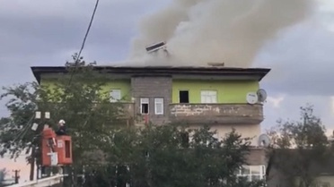Yüksekova'da apartman deposundaki yangın daireye sıçradı, can kaybı yaşanmadı