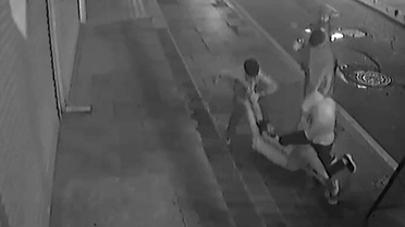Zeytinburnu'nda iddiaya göre çekiçle darp edilen adam 4 akrabanın tutuklanmasını istedi
