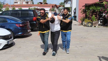 Yüreğir'de pimi çekilmiş el bombasıyla direnen firari tutuklandı: Uzman mandalı koli bandıyla sabitledi