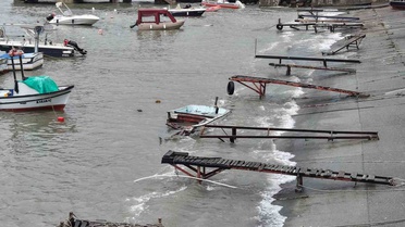 Karadeniz fırtınası Akçakoca'da 4 tekneyi parçaladı, hasar tespiti başlatıldı