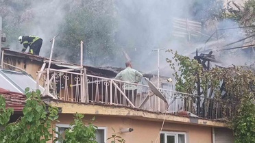 Amasya'da pekmez ocağı yangına neden oldu, muhtar 7 kişilik aileyi kurtardı