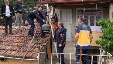 Amasya'da teras kattaki pekmez ocağı yangını muhtarın ihbarıyla söndürüldü