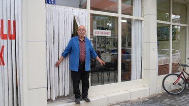 Ankara Çubuk'ta 72 yaşındaki berber Necip Şen, emekli olmasına rağmen çalışıyor