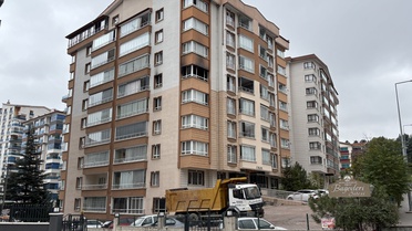 Ankara Mamak'ta yangında mahsur kalan anne ve oğlu itfaiye ekiplerince kurtarıldı