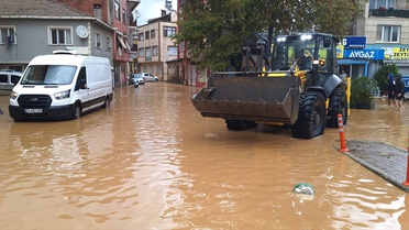 Yalova Armutlu'da sağanak bazı iş yerlerini su bastı, ekipler suyu tahliye ediyor