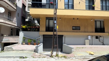 Binayı inşa ettiler, elektrik direğini hesaba katmadılar! Şimdi ise araçları sokağa park ediyorlar