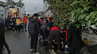 Balıkesir İvrindi'de römorku devrilen traktördeki 23 işçi hastanelere kaldırıldı