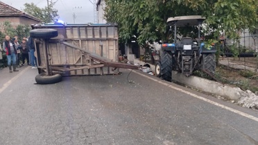 Balıkesir İvrindi'de işçileri taşıyan traktörün römorku devrildi, 23 kişi yaralandı