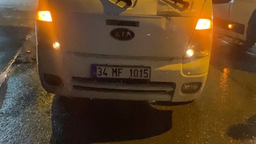 İETT otobüsünün önünü kesen kamyonet sürücüsü Başakşehir'de dakikalarca yolu kapattı