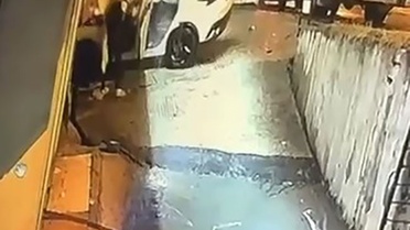 Beylikdüzü'nde alev alan otomobilde mahsur kalan sürücüyü bir vatandaş kurtardı