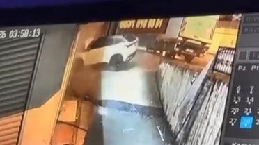 Beylikdüzü'nde korkulukları aşan otomobil iş yerine çarptı, sürücü ağır yaralandı