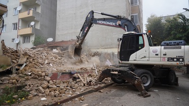 Bilecik Belediyesi, muhtarların talebiyle riskli metruk binaları yıkıyor