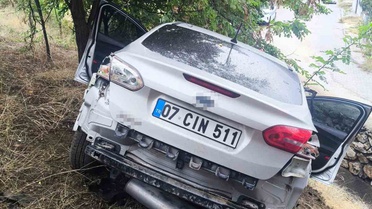 Bilecik'te kontrolden çıkan otomobil şarampole uçtu, 4 kişi hastaneye kaldırıldı