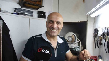 Selahattin Bulut, Bingöl'de 33 yıldır baba mesleği saat tamirciliğini sürdürüyor