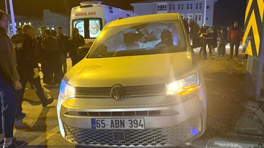 Bitlis'te üniversite önünde minibüs ile hafif ticari araç çarpıştı, 6 kişi yaralandı